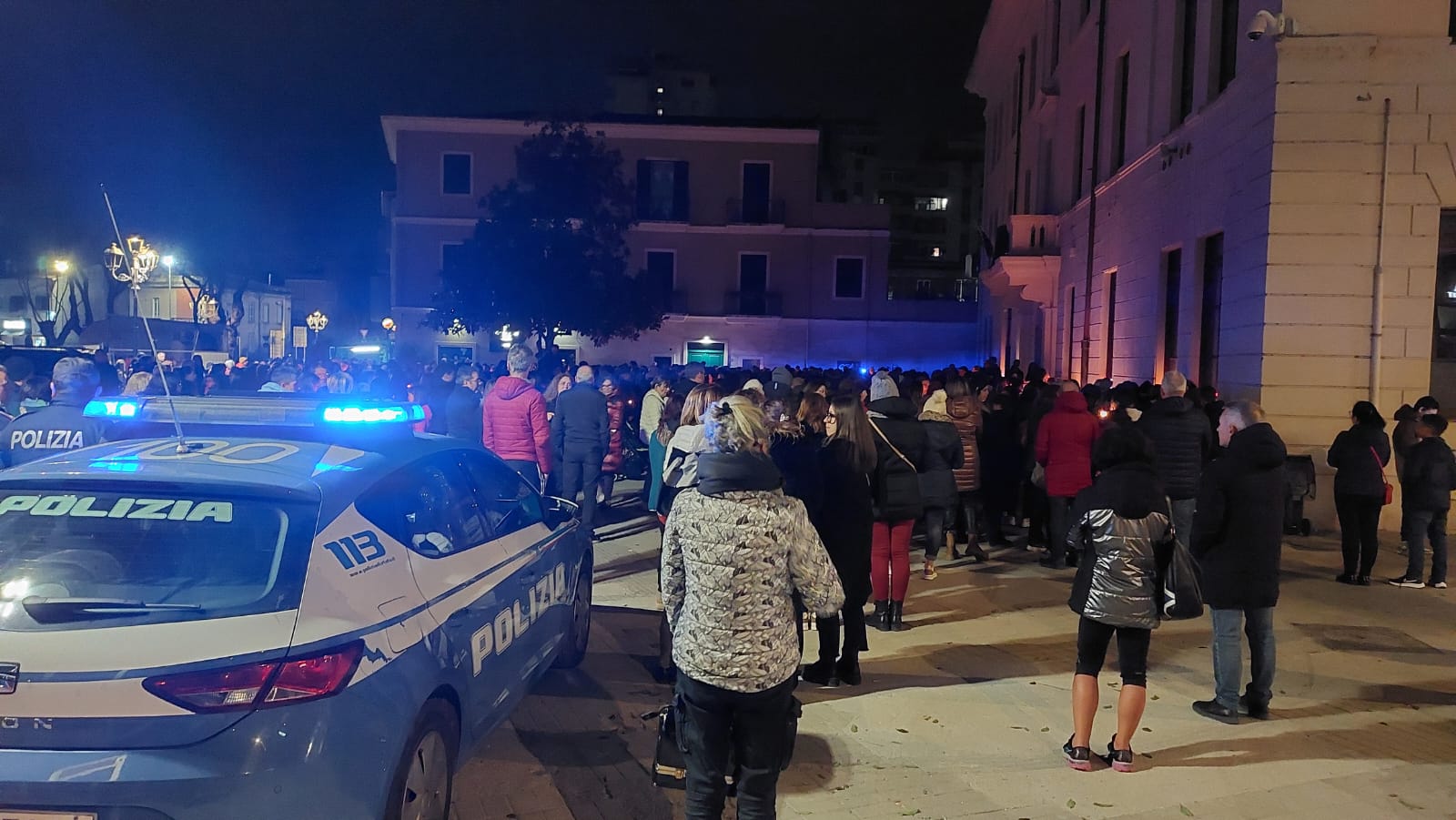 Oristano, folla alla veglia per Chiara Carta: le lacrime degli amici e dei compagni di classe