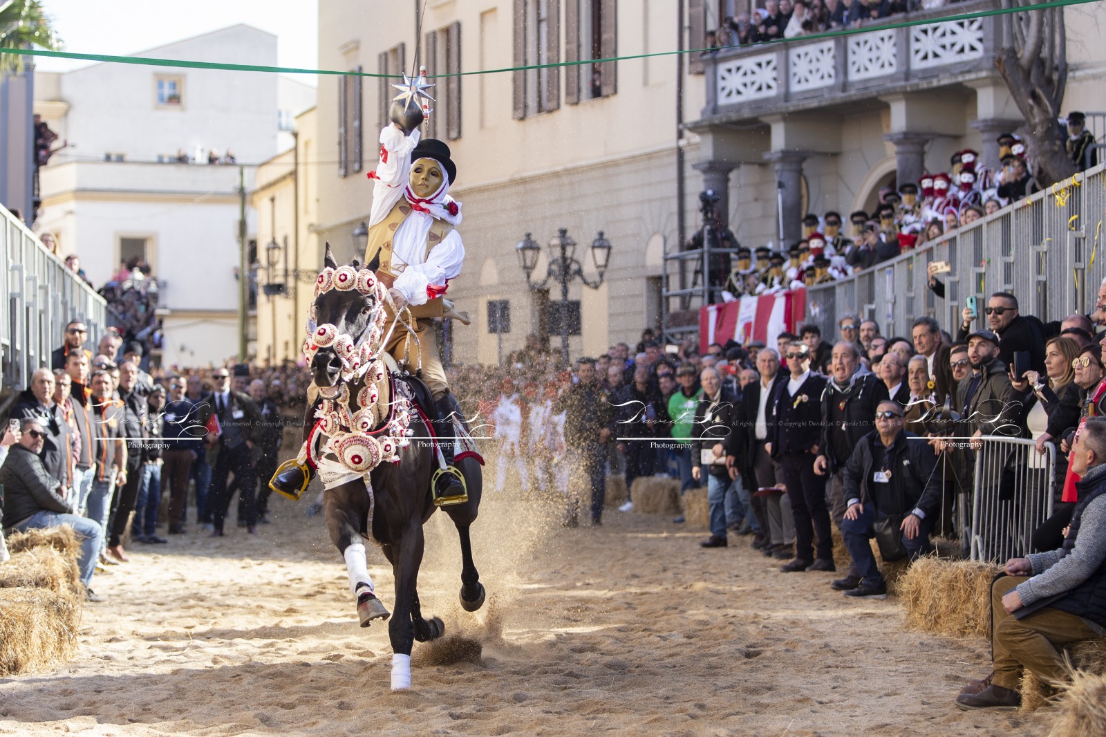 Oristano, 13 stelle infilzate alla Sartiglia: delusione e fischi per le pariglie