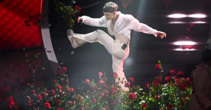 Blanco indagato dopo aver distrutto a calci le rose a Sanremo, rischia sino a 5 anni