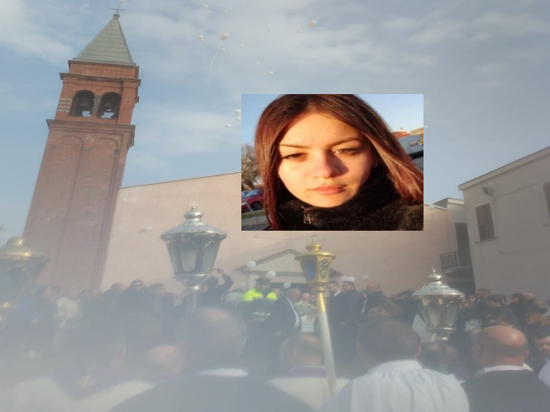 Rose, palloncini e preghiere per Chiara Carta. L’arcivescovo di Oristano: “Perchè questa morte atroce?”