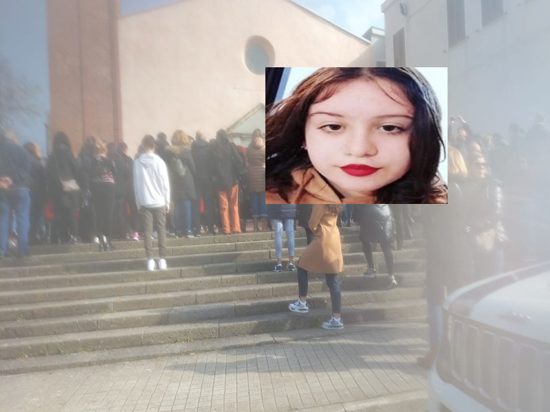 Oristano si ferma e piange, folla a Silì per il funerale di Chiara Carta: “Addio piccolo angelo”