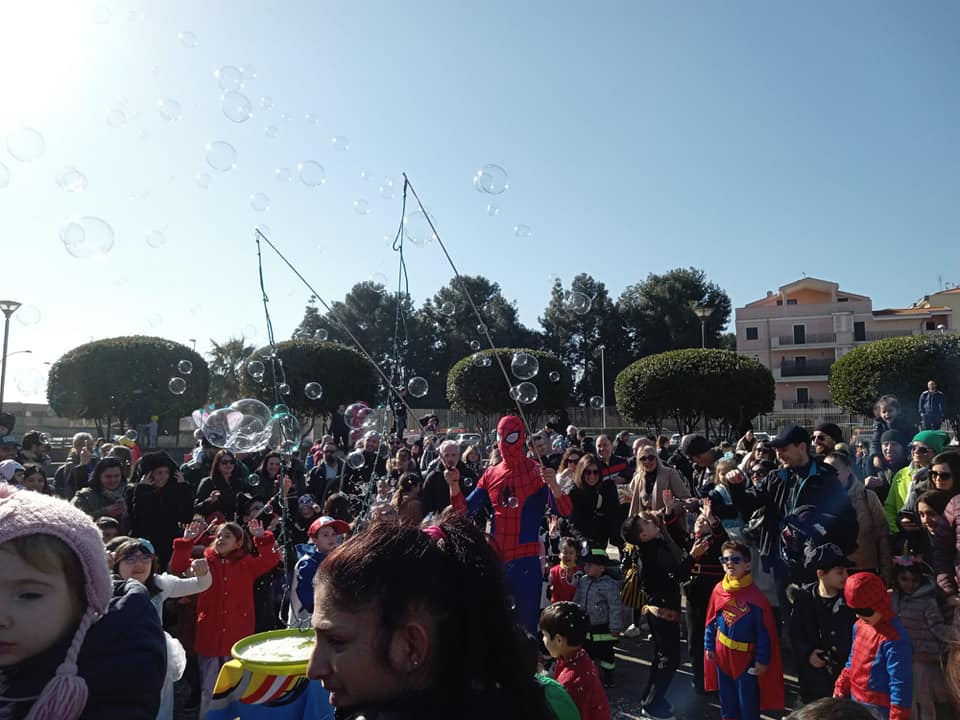 Impazza il Carnevale di Pirri, tanti bambini tra zeppole e Uomo Ragno in festa all’ex vetreria