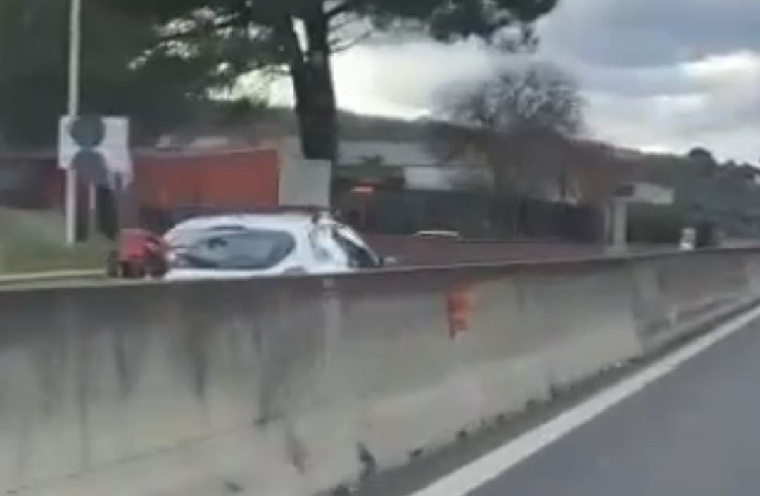 Follia in Sardegna, guida contromano per due chilometri sulla statale: “Ma è pazzo?”