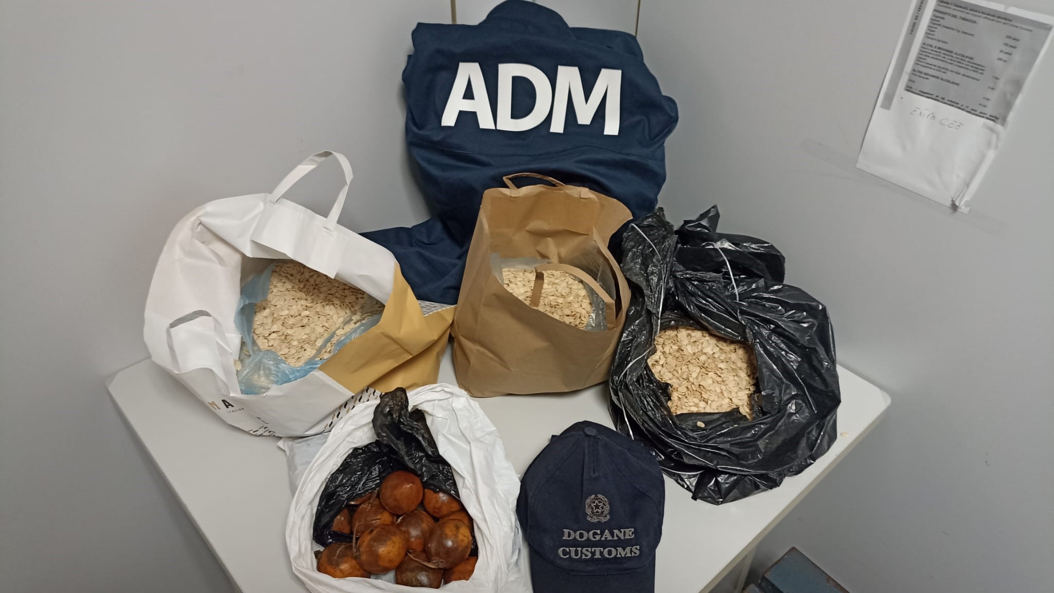 Semi e frutti sospetti nel bagaglio di una donna, scatta il sequestro ad Alghero