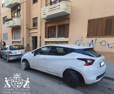 Cagliari, distrugge tre auto nella notte e scappa con l’auto nel carro attrezzi: scoperto il pirata di via Medaglie d’Oro
