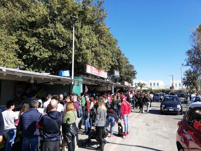 Cagliari, la strada dei caddozzoni mai nata al Poetto: i camion restano in mezzo al traffico