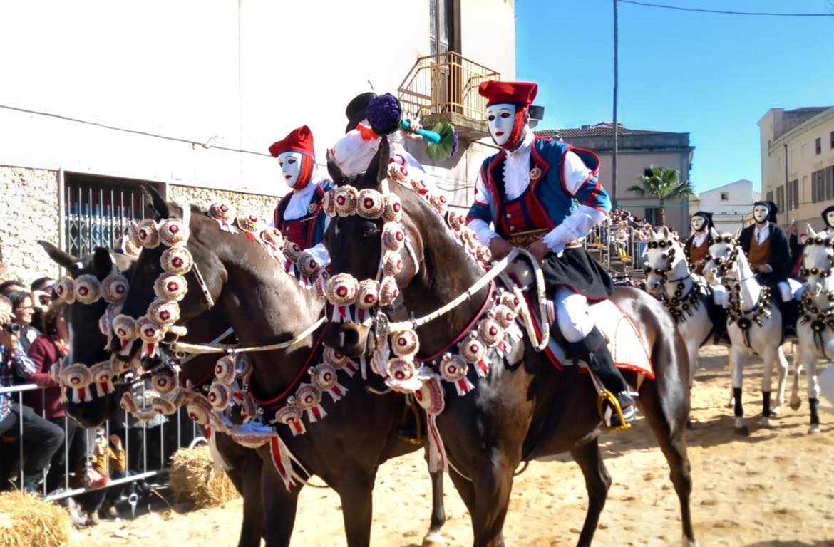 Sartiglia show con oltre 25mila persone, la gioia del Carnevale e quel silenzio tombale per Chiara Carta