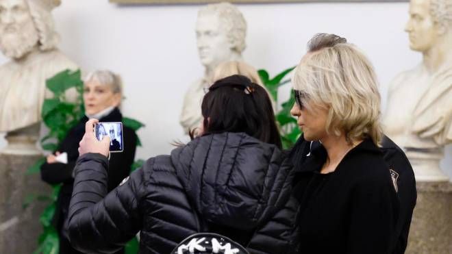 Quei selfie chiesti a Maria De Filippi sulla tomba di Costanzo: l’indignazione corre sul web