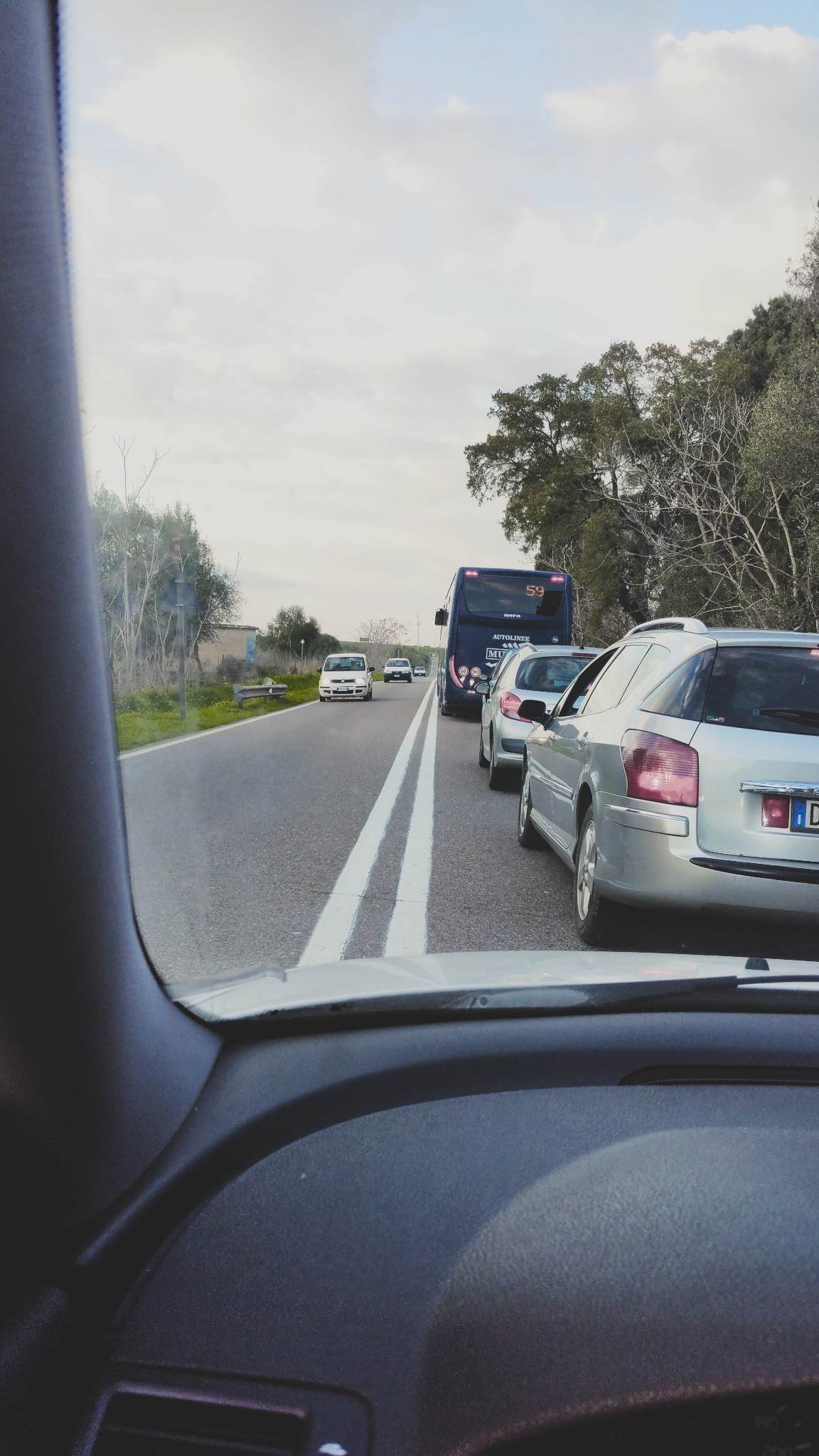 Sulcitana, il senso unico alternato provoca il caos: “Due ore per arrivare da Sarroch a Capoterra”