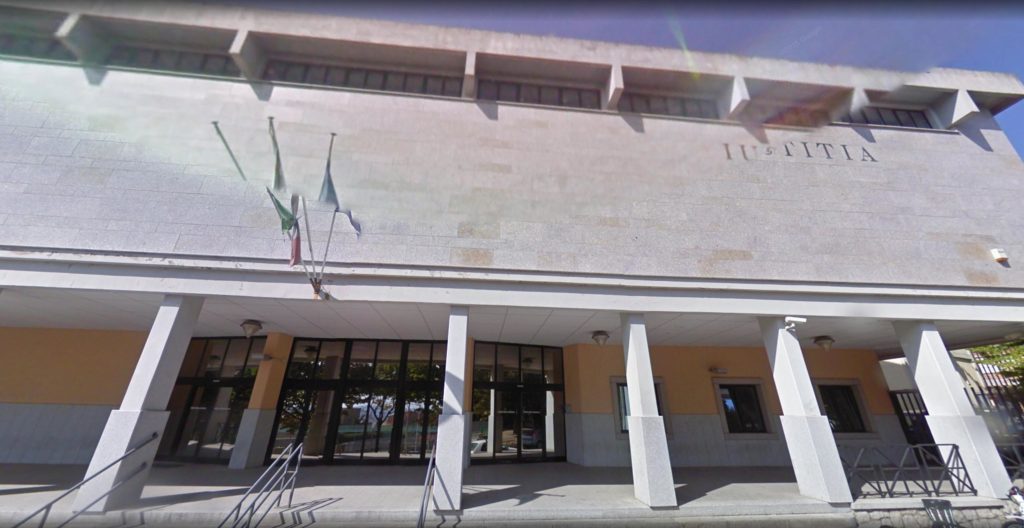 Diede fuoco al suo vicino di casa e rivale: chiesto in Sardegna il processo per omicidio