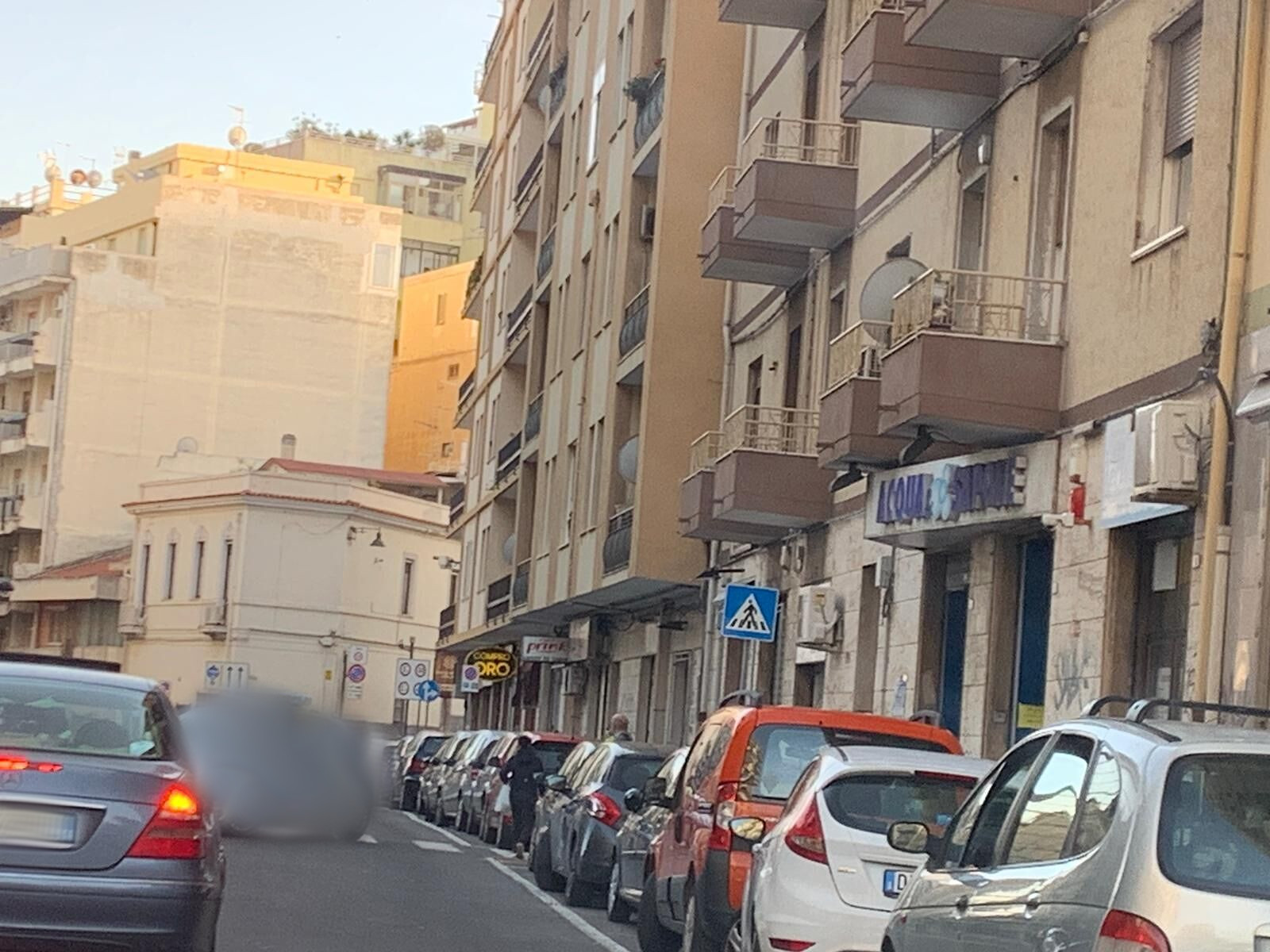 Cagliari, paura in via Bacaredda: un uomo incendia la casa e lancia calcinacci dal balcone