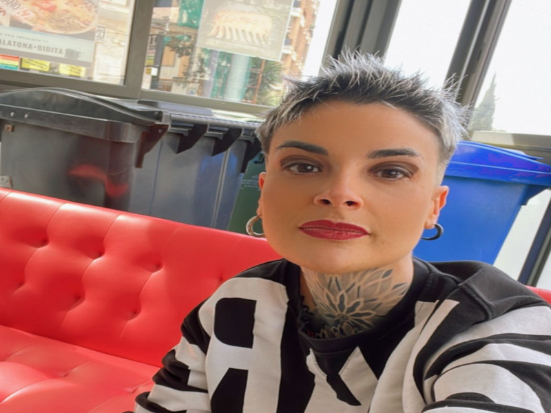 Cagliari, multata per i mastelli fuori dal bar: “Costretta a tenerli in sala accanto ai clienti che mangiano”