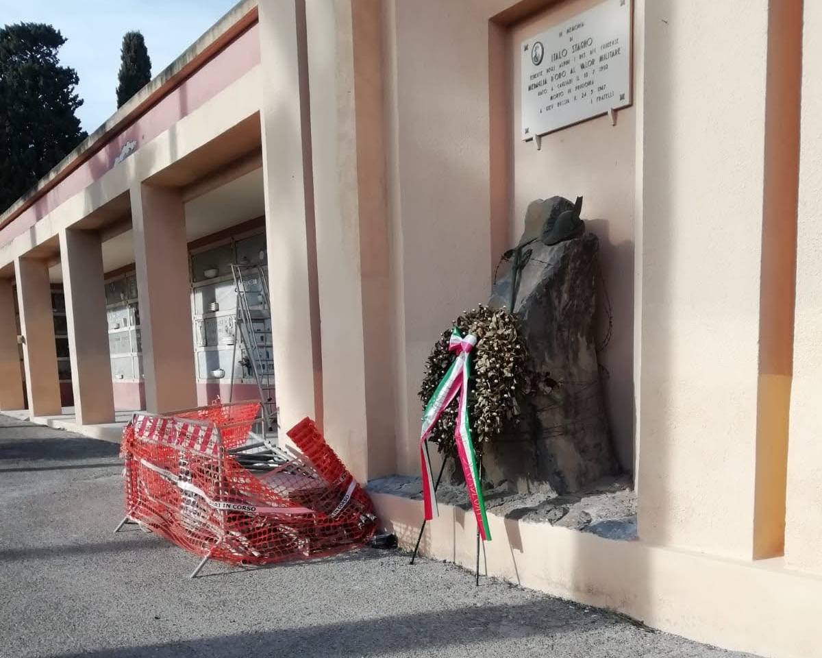 Cagliari, degrado senza limiti al cimitero: “Rifiuti accanto alla tomba di Italo Stagno”