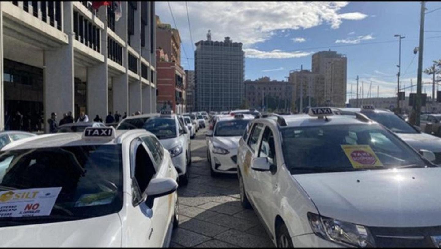 Taxi col contagocce e cittadini infuriati a Cagliari: “Più licenze per tutelare cagliaritani e turisti”