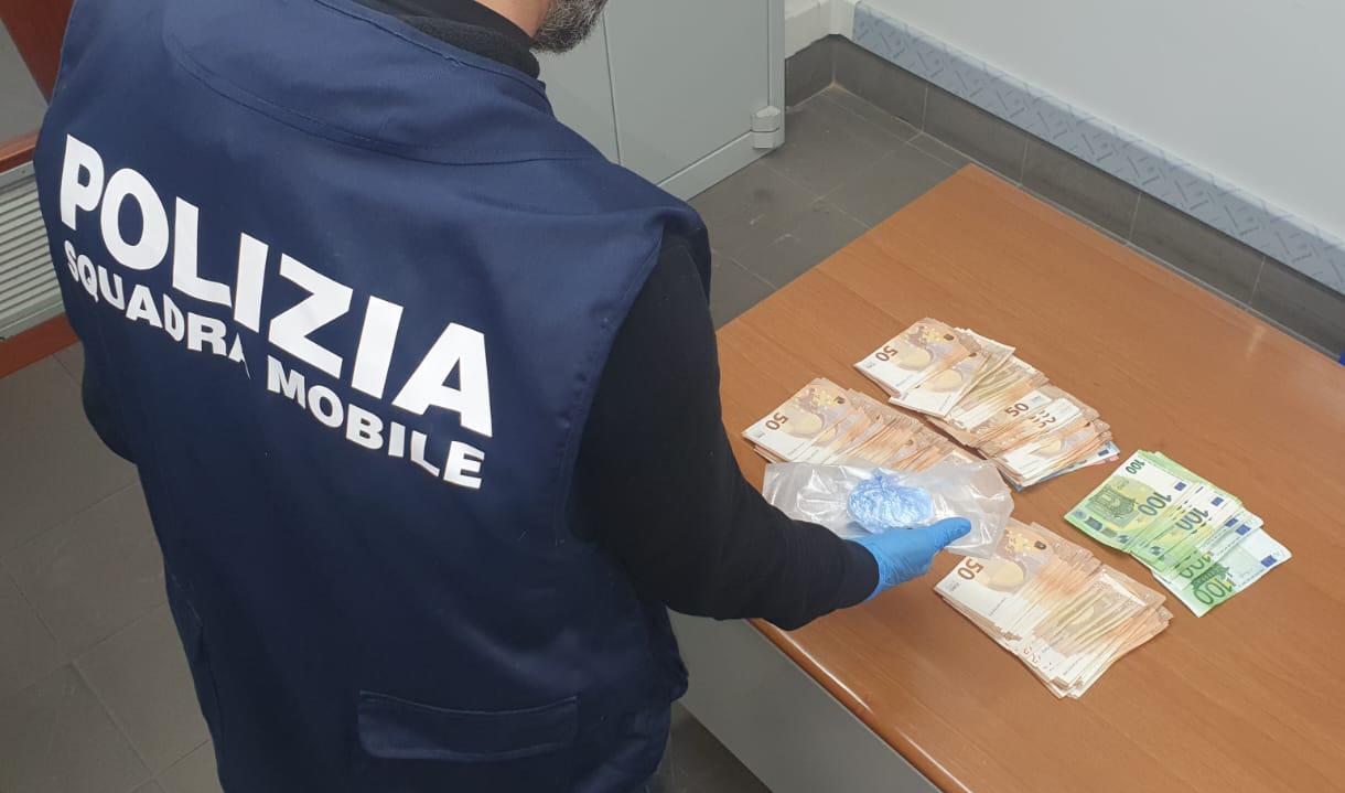 Cagliari, coca e 18 mila euro nel cassetto della camera da letto: arrestato un pusher