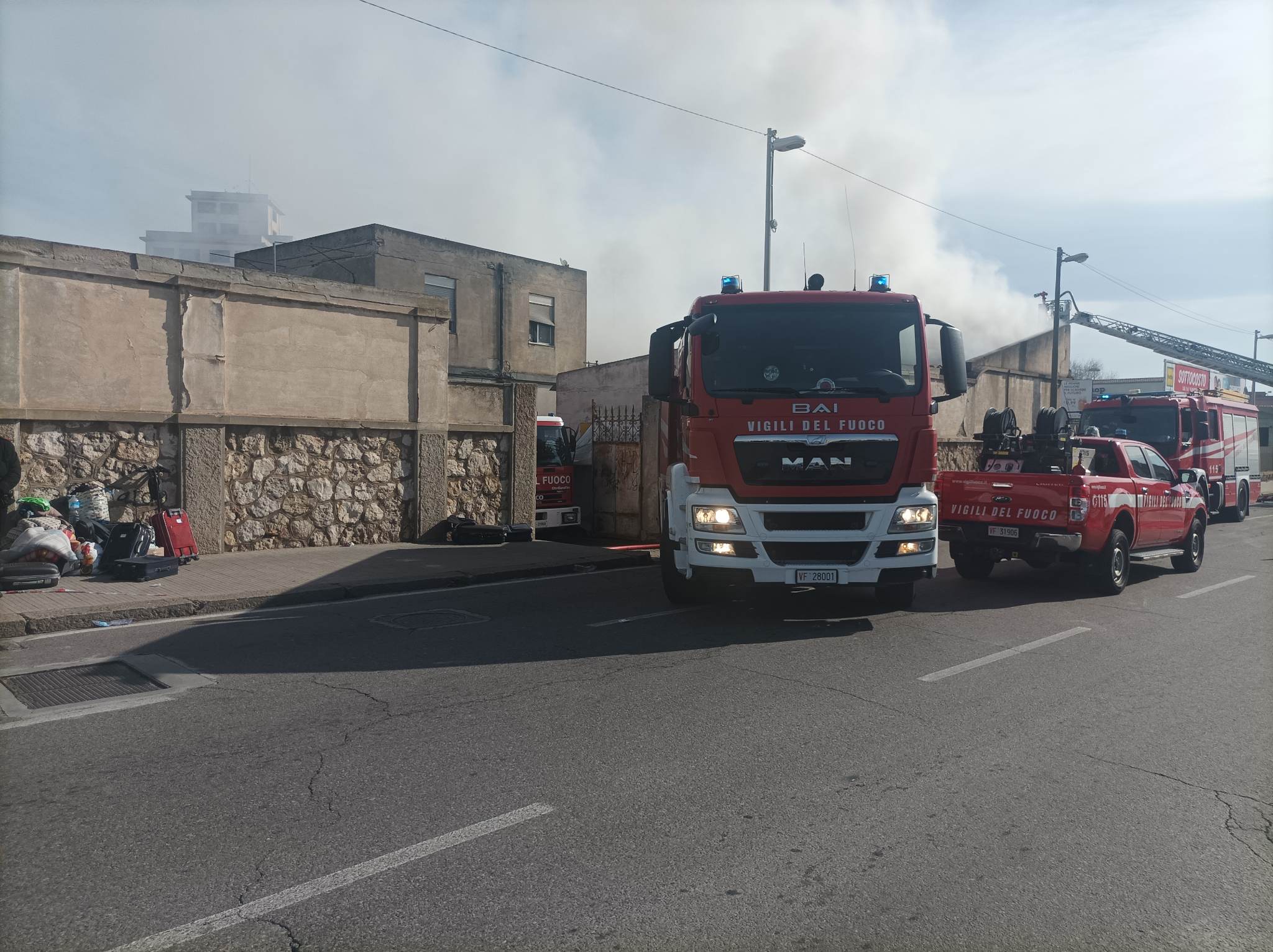 Cagliari, sigillato lo stabile occupato dagli immigrati: “Più sicurezza dopo tanti anni di degrado”, una denuncia dopo l’incendio