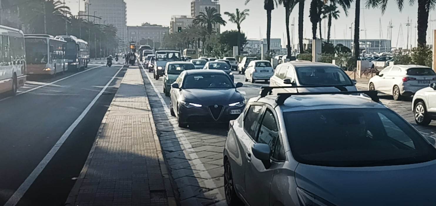 Via Roma chiusa, automobilisti in trappola a Cagliari: “Aumentate le frequenze dei bus e mettete più treni”