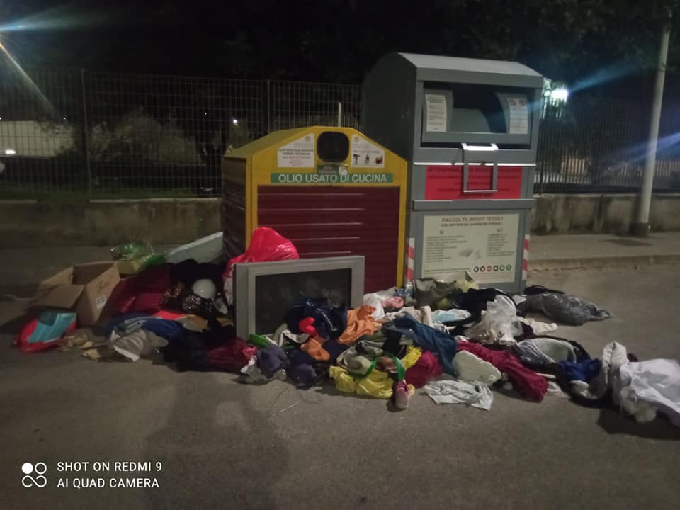 Assemini, vestiti usati ammassati fuori dai maxi contenitori: “Un inno all’inciviltà”