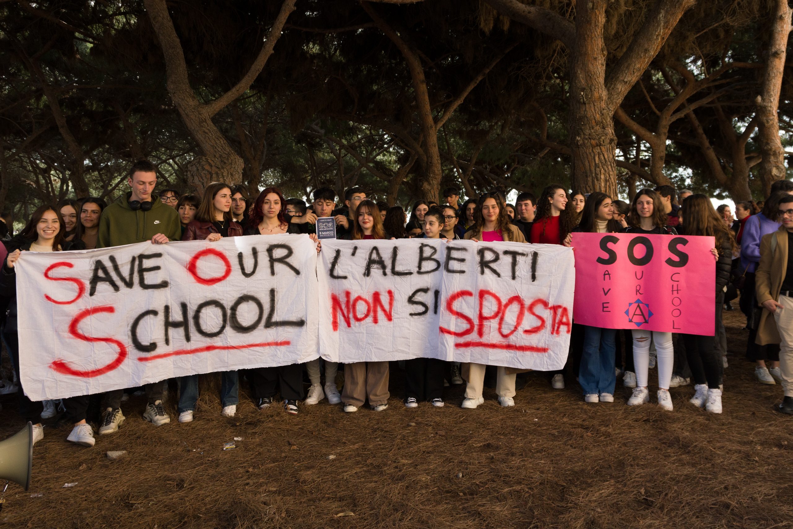 “Salvate la nostra scuola”: ragazzi, docenti e genitori blindano il Liceo Alberti di Cagliari