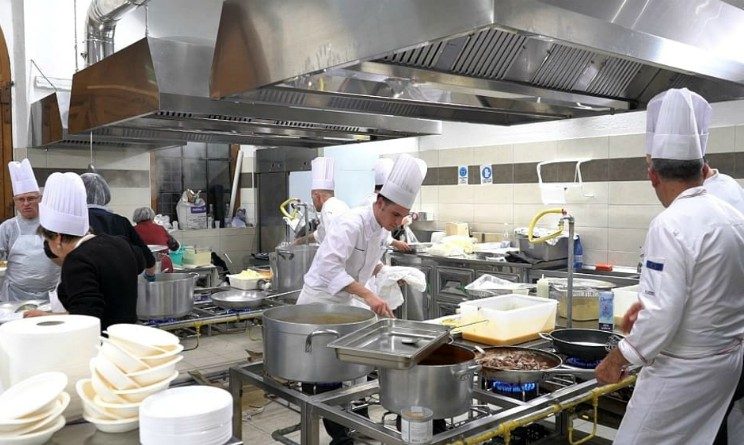 Cagliari, il lavoro c’è ma mancano le figure professionali: “Soprattutto autisti, estetisti e cuochi”