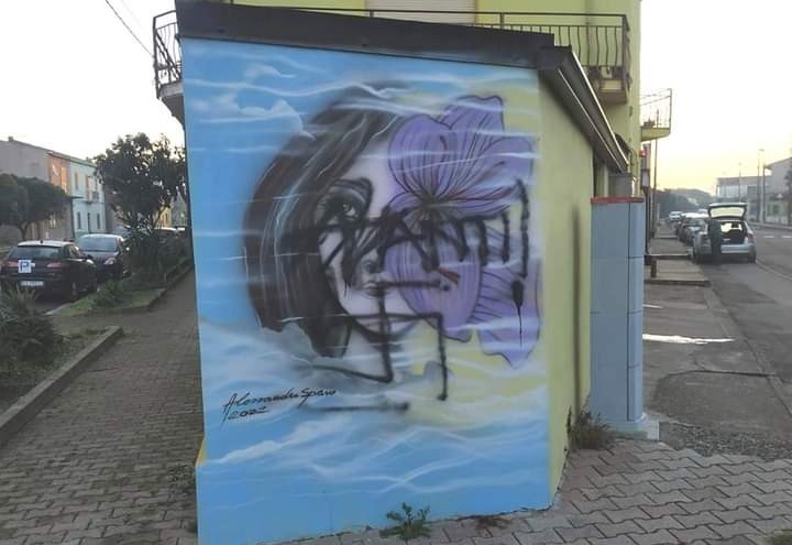 San Gavino, murale imbrattato con scritte fasciste: “Spiegateci il motivo di questo scempio”
