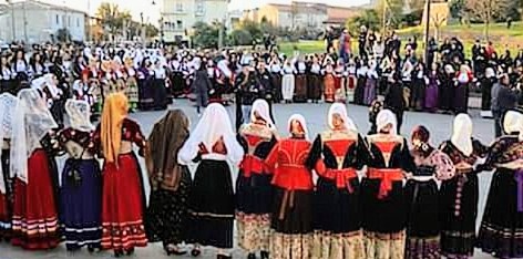 Ottana, sfilata di donne in abiti tradizionali sardi