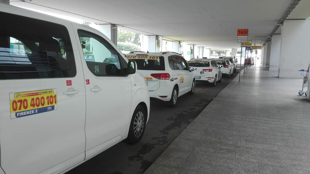 Cagliari, l’odissea dei taxi introvabili: “Impossibile prenotarli dalle 23 all’alba e tante corse sono carissime”