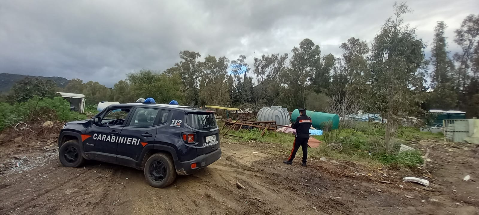 Auto, furgoni e roulotte in un terreno di 2 mila metri quadri adibito a discarica: denunciato un 58enne a Cala Sinzias