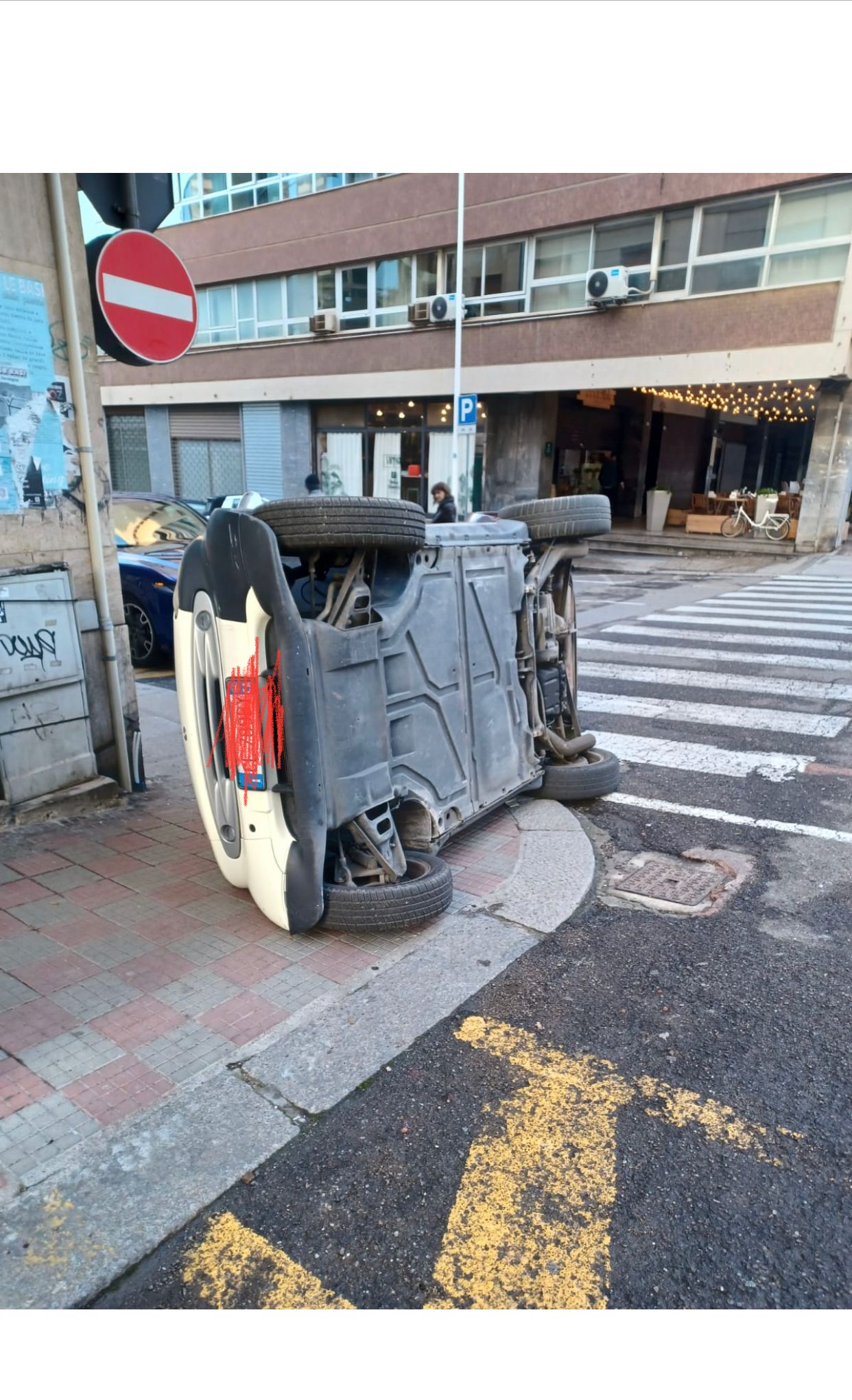Cagliari, malamovida scatenata nel weekend: un’auto rovesciata per scherzo in via Mameli
