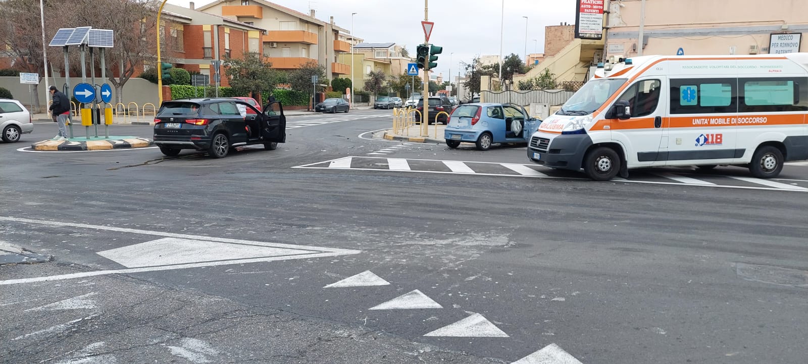 Quartu, schianto alla rotonda tra viale Colombo e via San Benedetto: 42enne ferito finisce all’ospedale