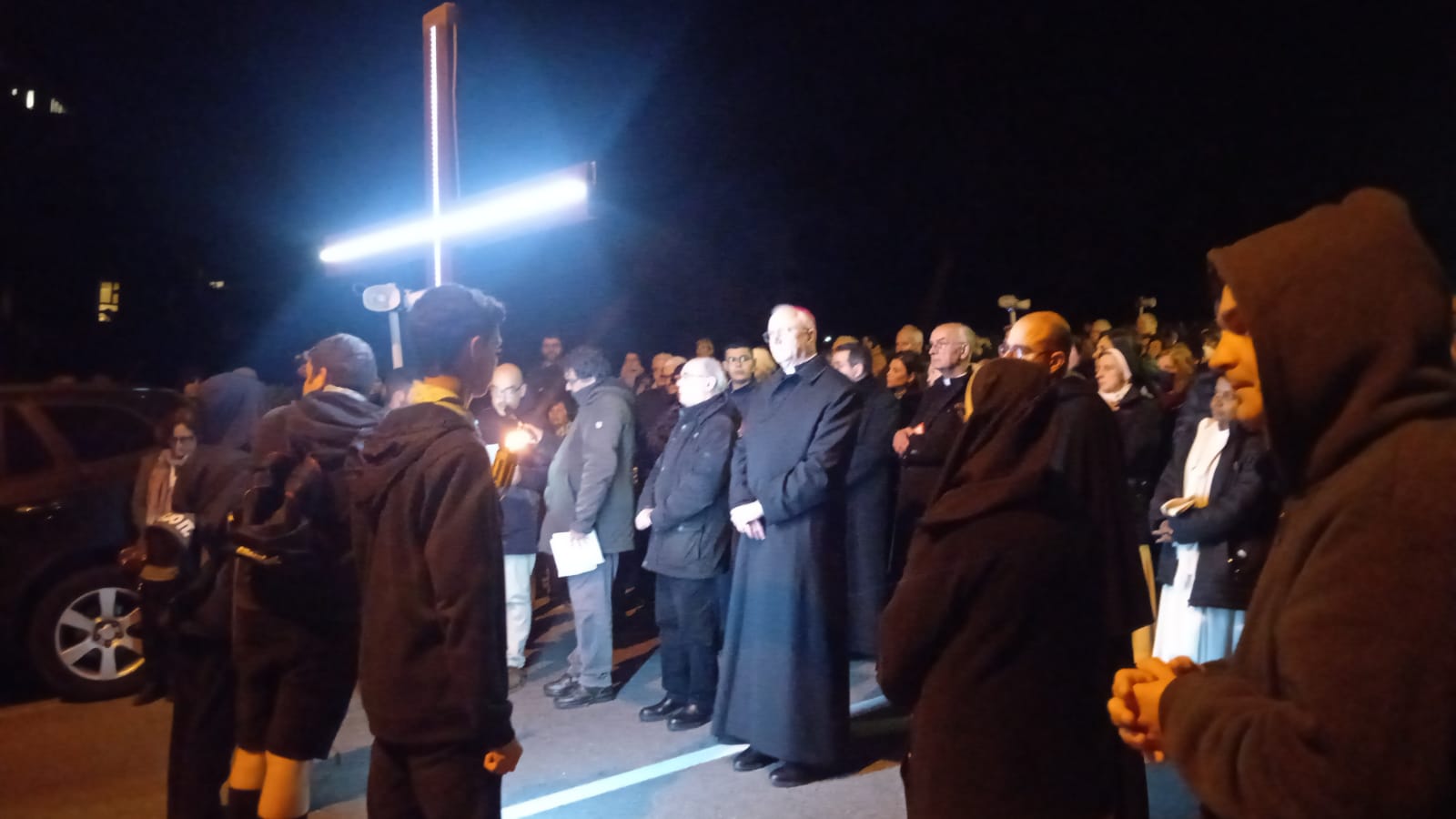 Cagliari, ritorna la Via Crucis senza nessuna restrizione: folla di fedeli in processione a Monte Urpinu (VIDEO)