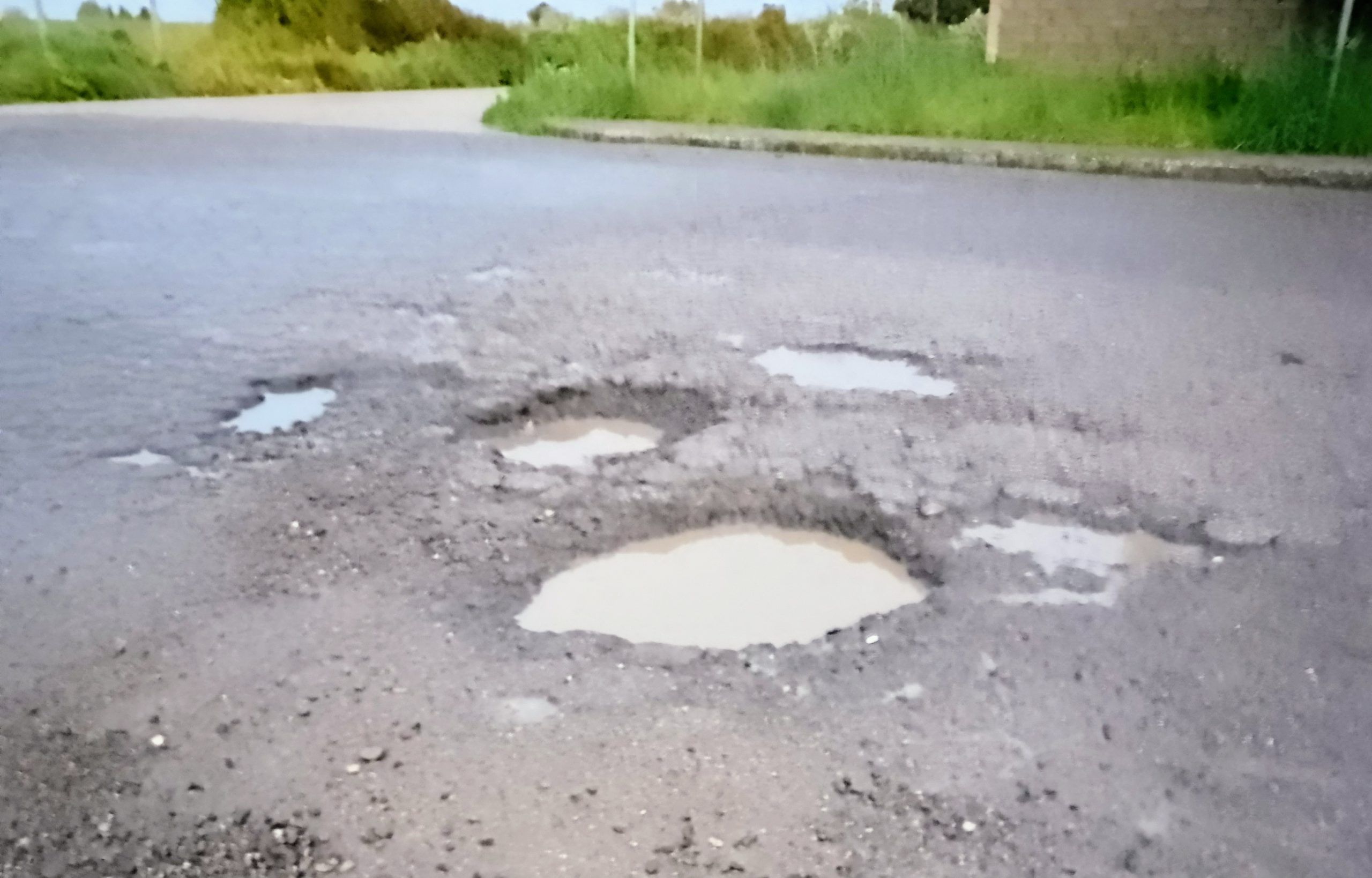 Crateri lunari a Serramanna? No, buche sempre più profonde dopo le piogge