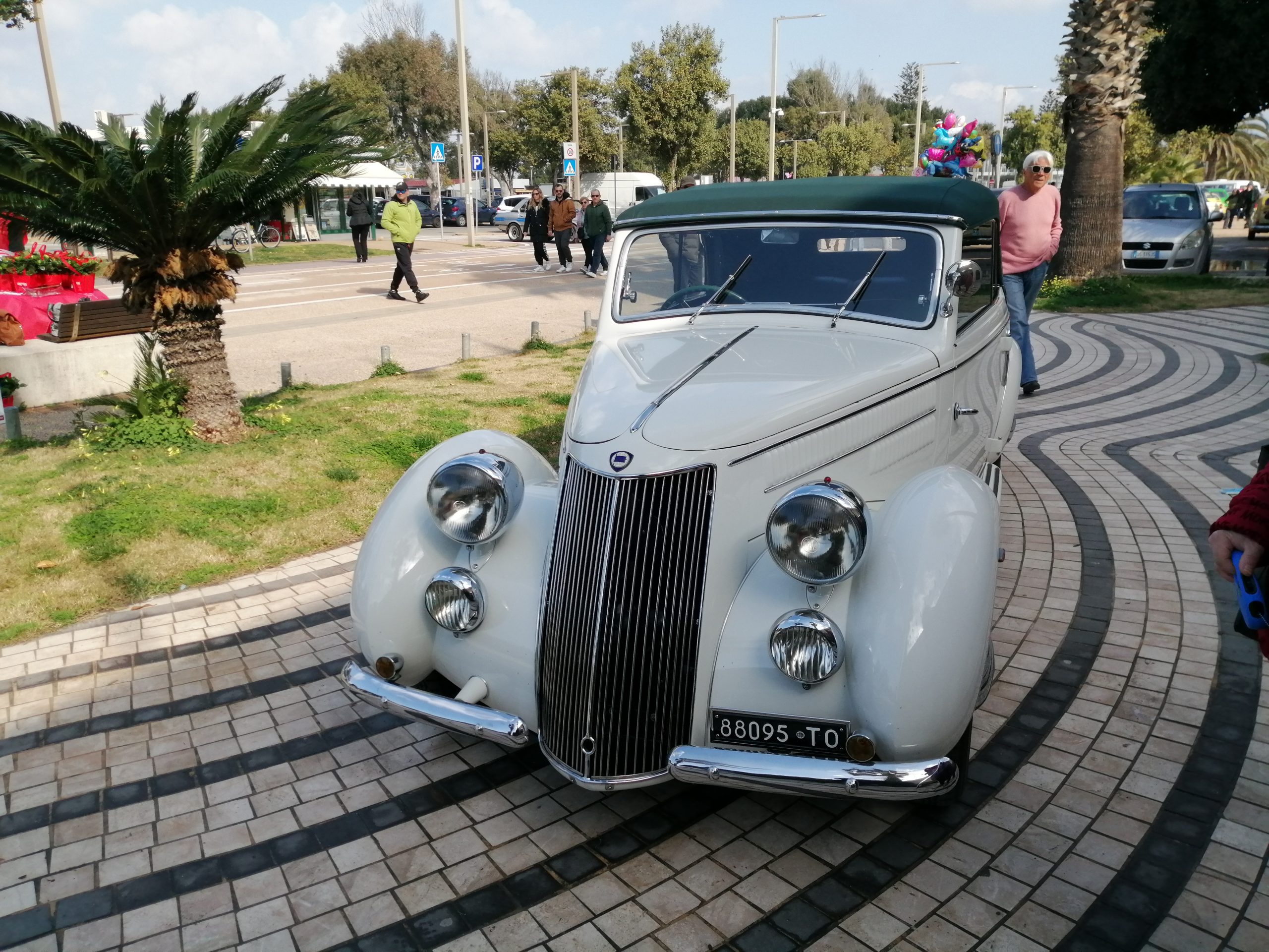 Cagliari, le auto che hanno fatto la storia in passerella al Poetto