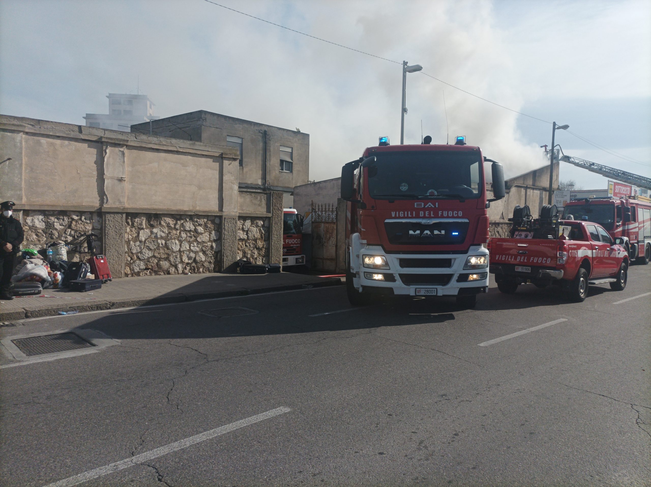 Cagliari, pauroso incendio nello stabile occupato dagli immigrati: “È stato appiccato dopo un litigio”