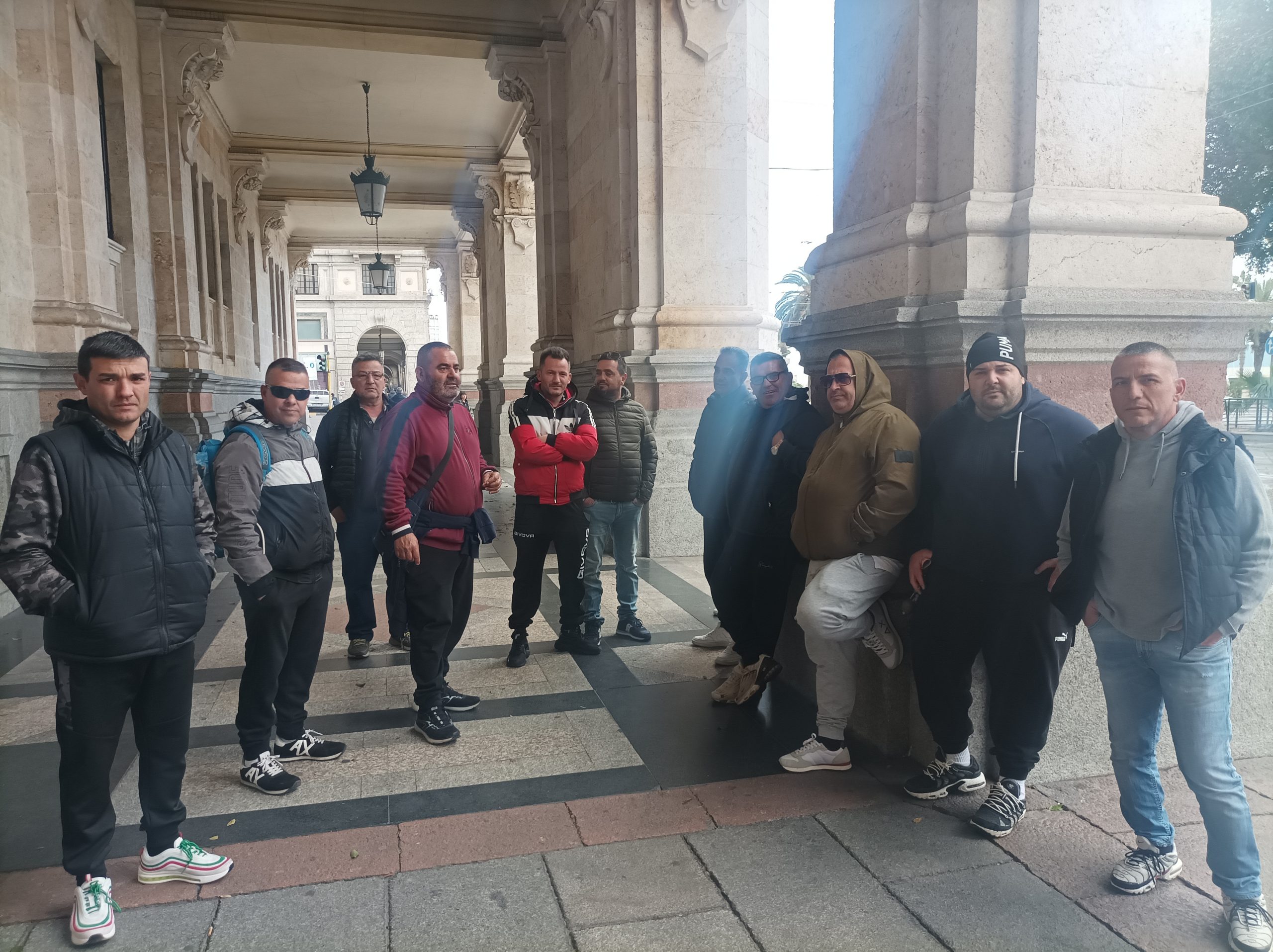 Cagliari, caddozzoni e paninari assediano il Comune: “Concessioni tolte, ci state condannando a morte”