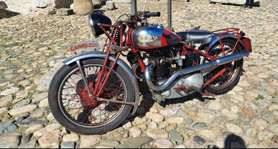 Villasor, il “Motoday” al castello di Siviller è un successo: tutti stregati dai bolidi d’epoca