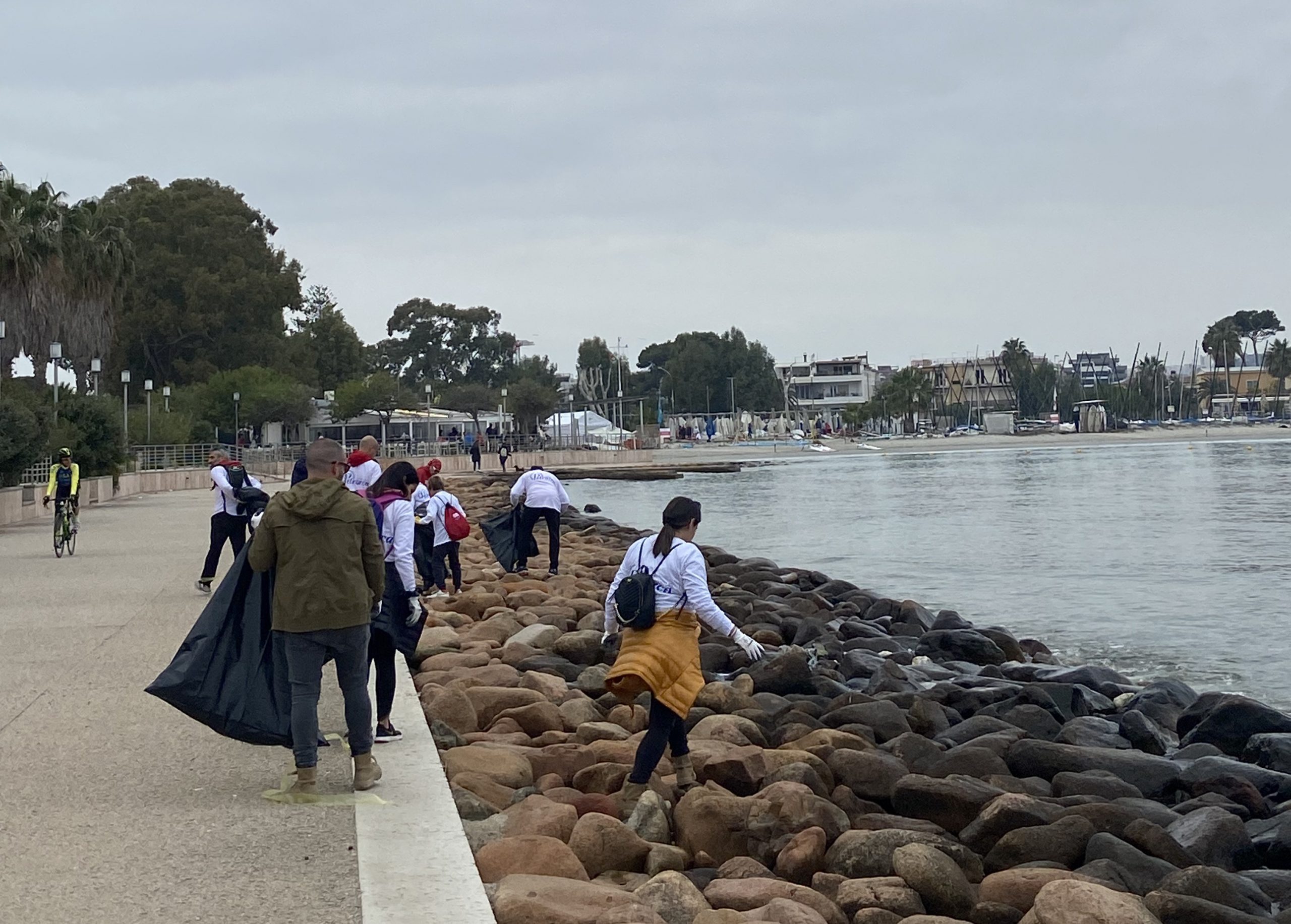 Poetto, i runner raccolgono i rifiuti dal litorale con guanti e sacchi alla mano