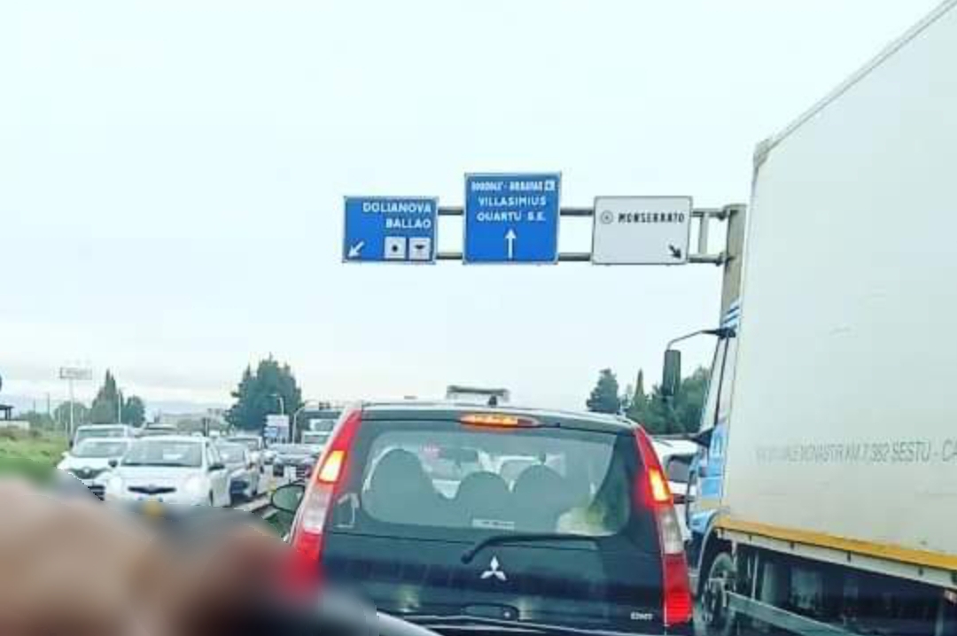 Incidente sulla Ss 131 e lunghe code sulla 554: traffico infernale nel Cagliaritano