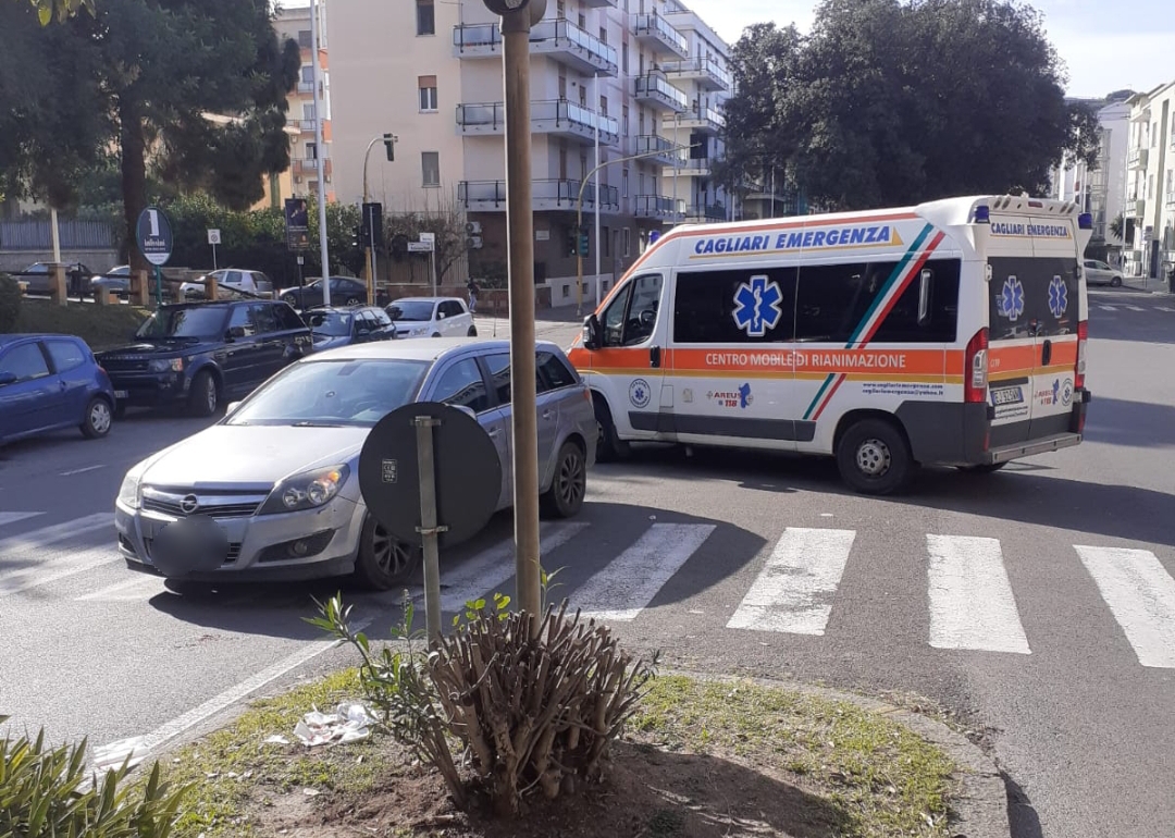 Cagliari, 87enne travolto sulle strisce da un’auto: l’anziano portato all’ospedale