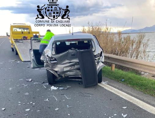 Tamponamento sulla Ss 195, auto distrutte: 3 persone in ospedale