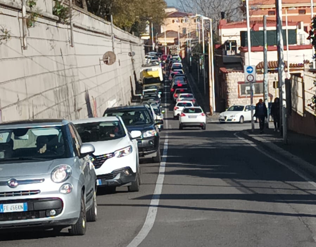 Cagliari, traffico nel caos da viale Buoncammino al Terrapieno: code anche in viale Merello