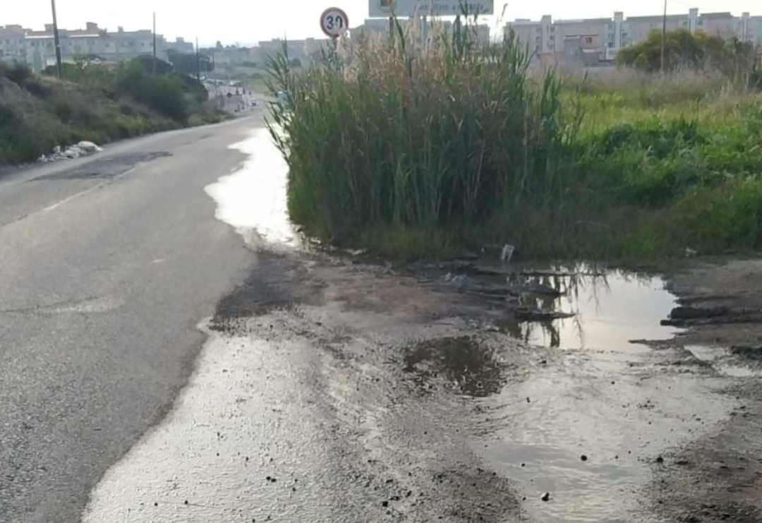 Fiumi d’acqua buttati da anni, nessuno ripara il guasto: “Balletto intollerabile tra Cagliari e Monserrato”