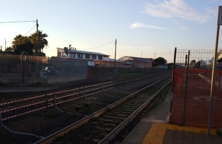 Pericolo a Samassi e Serramanna,  il vizio di attraversare i binari non passa