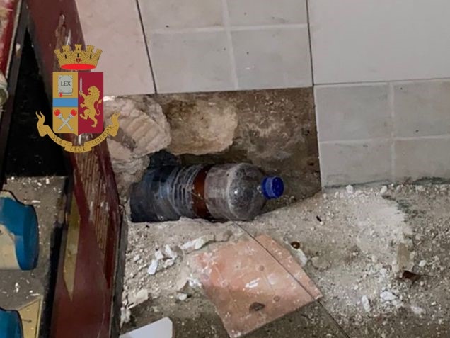 Cagliari, i cani fiutano la droga nascosta a Sant’Elia: arrestato un 18enne