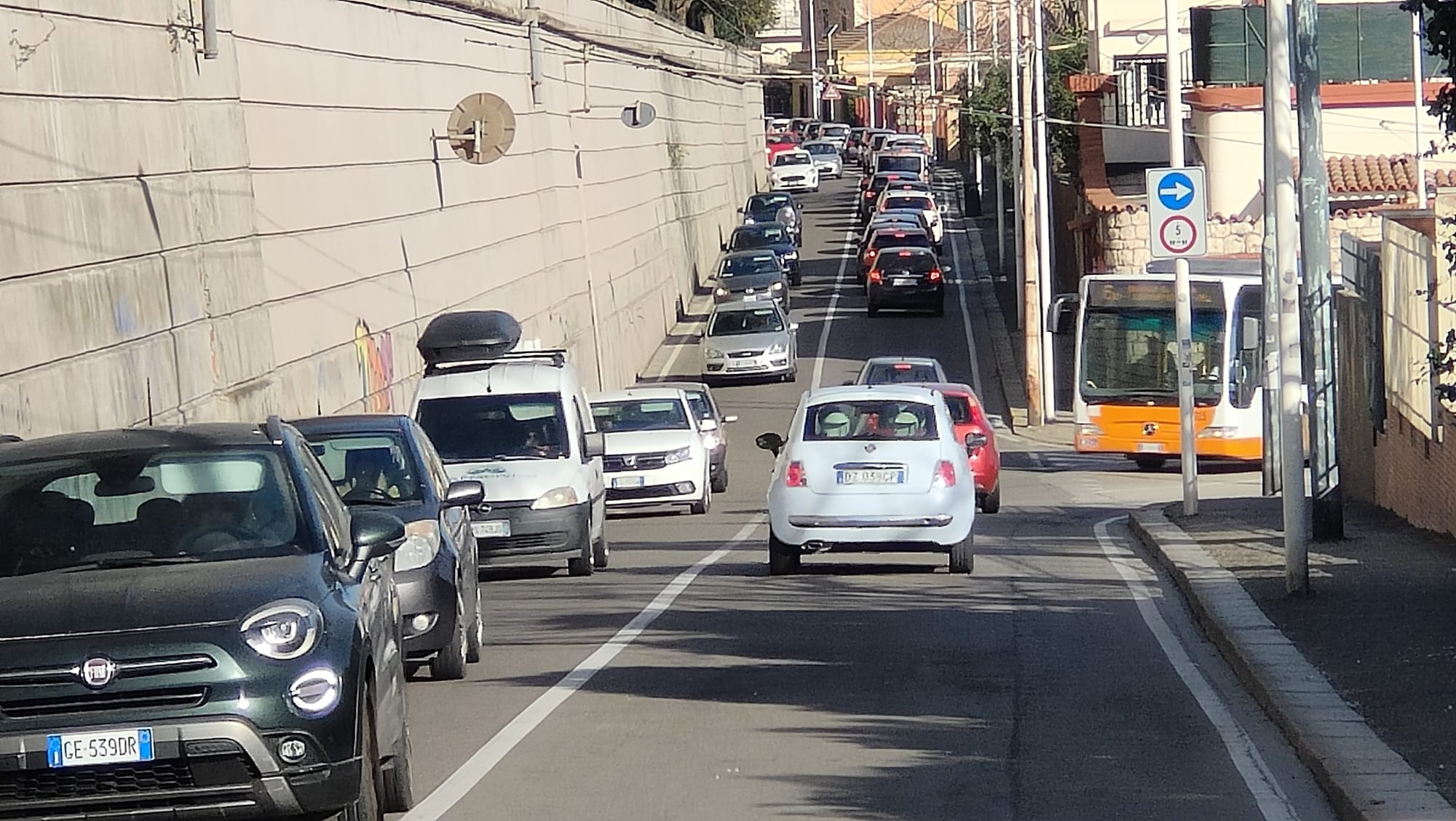 Delirio traffico, Cagliari in tilt: anche in viale san Vincenzo auto a passo d’uomo