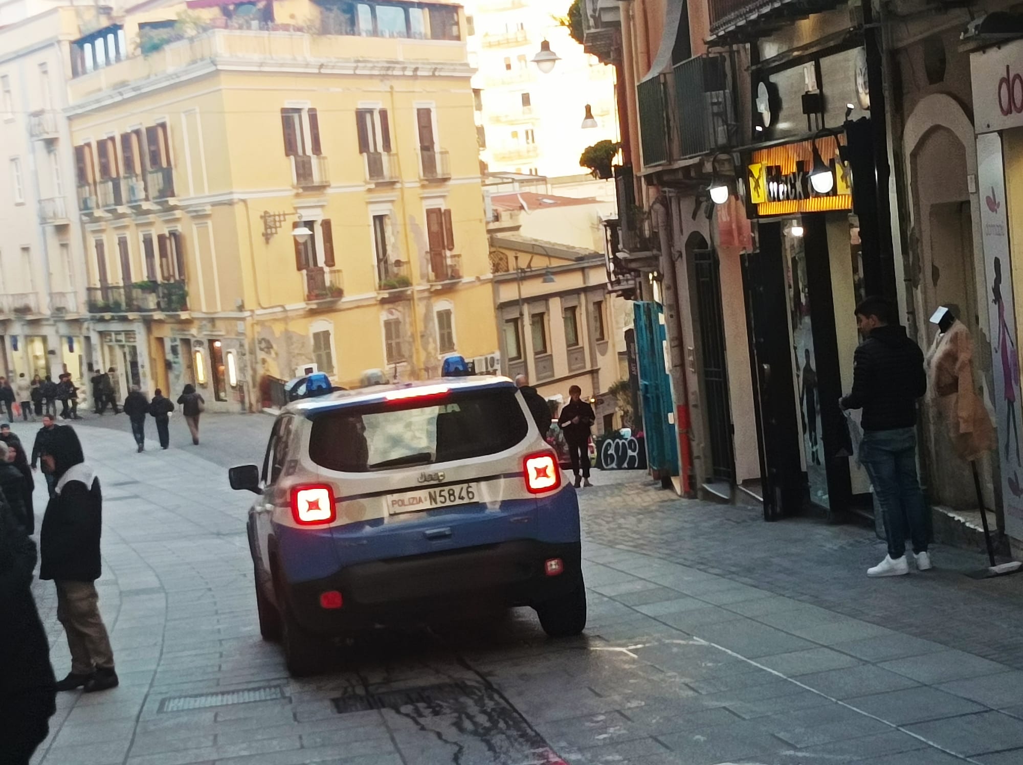 Droga, alcol e spazzatura in centro a Cagliari: via alla task force contro la malamovida