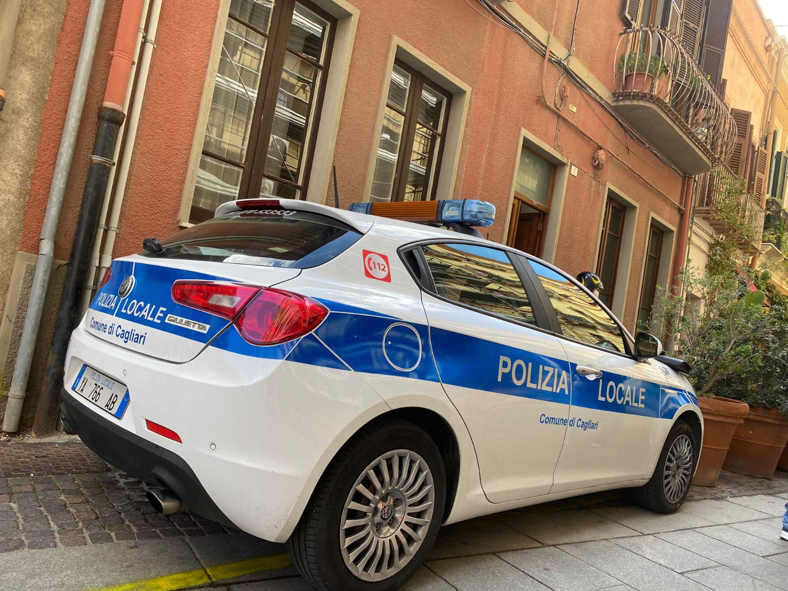 Puzza e insetti, tutta la casa invasa da rifiuti: 71enne a Cagliari affidato ai servizi sociali