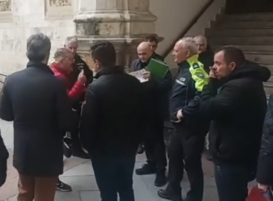 Urla e tensione, i caddozzoni danno l’ultimatum al Comune di Cagliari: “Cambiate regolamento o blocchiamo la città”