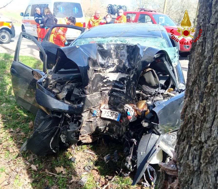 Si schianta contro un albero tra Mamoiada e Lodine, muore a 46 anni l’ingegnere Pietro Brau