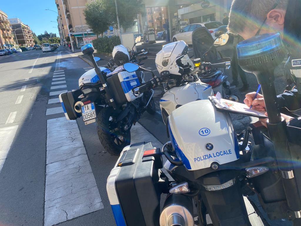 Alla guida della moto senza patente e senza assicurazione: denunciato un pluripregiudicato di Cagliari